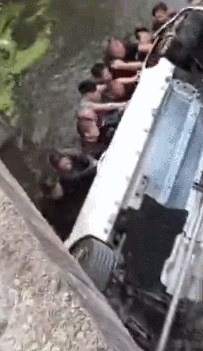 밥숟갈 던지고 20명 강물에 풍덩…5명 목숨 살려 (영상)