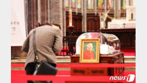 각막까지 다 나눠준 정진석 추기경, 통장에 800만원 남긴 사연