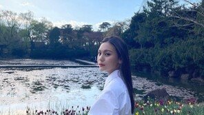 여자친구 엄지, 신비로운 비주얼…“숲 속 요정”