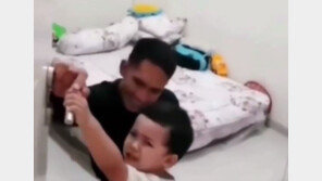 비극 예감했나…“아빠 잠수함 타지마” 애원한 2살 아들 (영상)