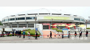 취업 한파 언제 끝날까…일자리 박람회 찾은 중장년들[청계천 옆 사진관]