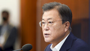 文 비판 전단 뿌린 30대, 검찰 송치…野 “文주주의만 남았다”