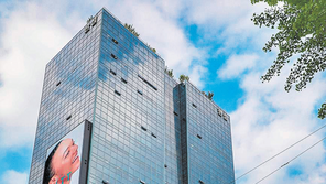 한섬 청담사옥에 설치된 디지털광고판