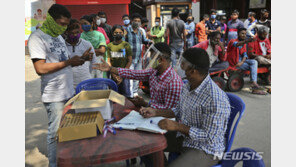 ‘코로나 생지옥’ 인도, 하루 확진자 37만 ‘사상 최다’