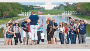 美도 마스크 벗었다… 백신 접종자, 실외 노마스크 허용