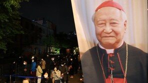 고 정진석 추기경 조문 행렬…불교·개신교도 추모 속 28일 8900명 찾아