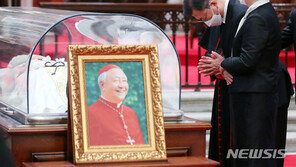 文대통령 내외, 故 정진석 추기경 빈소 찾아 추모