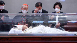 文대통령 내외, 정진석 추기경 조문…“천주교 큰 기둥 잃어”