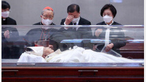 文대통령 부부, 정진석 추기경 조문…“천주교 큰 기둥 잃어”(종합)