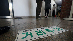 정부, 현행 거리두기 3주 연장…“일평균 확진 800명 넘으면 단계 격상 검토”