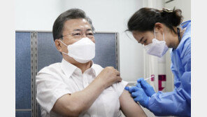 文대통령, AZ백신 2차 접종 완료…내달 출국으로 앞당겨