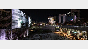 국립아시아문화전당 대형 전광판에서 5·18민주화운동 영상 상영