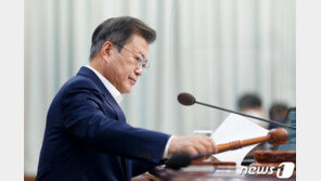 文지지율 30% 붕괴, 레임덕 가속화되나…“핵심 지지층도 흔들려”