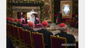 교황, 바티칸 ‘봉투 문화’ 단속…”40유로 이상 선물 금지”