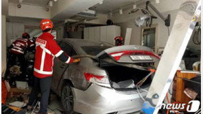 머리하다 날벼락…미용실에 車 돌진, 손님 1명 사망·2명 부상