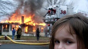 불난 집 앞 썩소 짓는 ‘재앙의 소녀’, 5억 벌었다