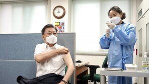 SNS로 그 간호사 다시 위로한 文대통령 “가짜뉴스·악플로 마음고생”