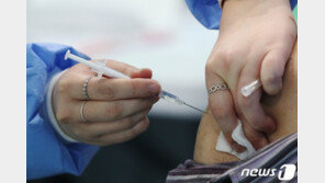 내일부터 거리두기 연장…두 달 뒤엔 ‘집합금지·모임금지’ 푼다