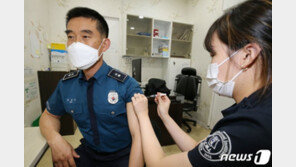 AZ백신 맞은 50대 여성경찰관 뇌출혈로 쓰러져 의식불명