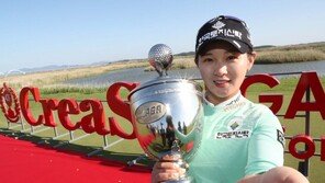 박현경, ‘메이저대회’ KLPGA 챔피언십 2연패…“우승 원동력은 아버지”