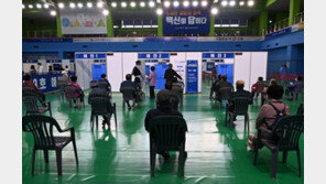 백신 접종해도 불안한 노인들 “3주 안에 맞을 수 있나”