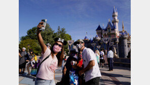 ‘백신 자신감’… 美디즈니랜드 412일만에 재개장, 英은 클럽 개방 