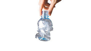 따뜻한 물 주면 사라지는 ‘생분해성 플라스틱’ 나왔다 