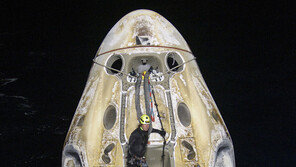 머스크의 두번째 유인우주선, 야간 해상 귀환 성공…53년만