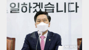 野 “백신 부족 현실로…文대통령 속도전 주문 때문”