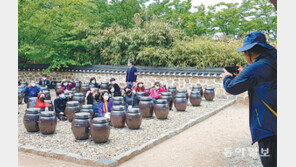 장독대 앞에서 ‘인생샷’ 남기기 