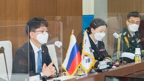 국방차관 “軍 급식 등 문제사과…휴대전화 통제 안할 것”