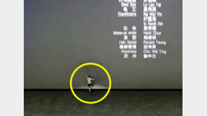 스크린을 발로 뻥뻥…아이 방치해 3100만원 물어줄 판