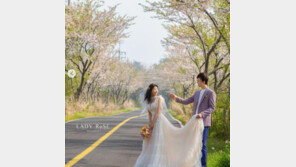 “아주 특이한 만남”…‘이특 누나’ 박인영, 웨딩사진 공개 [전문]