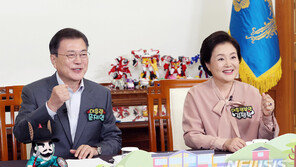 어린이 만난 文 “마스크 벗고 놀도록 하는 게 가장 큰 소원”