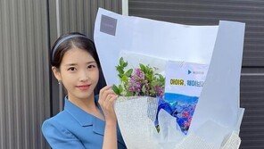 아이유, 키보다 큰 꽃다발…예리 “언니 예쁘다”