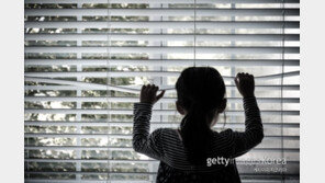 쓰레기 뒤덮인 집에서 발견된 2살…20대 부부 입건