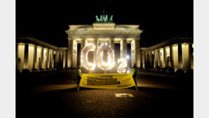獨브란덴부르크 門 앞서 불 밝힌 ‘CO2’