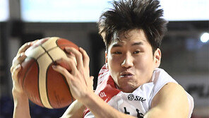 멀찌감치 있다 어느 틈에 골밑, 문성곤 있기에…