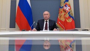 푸틴 “러시아 백신, AK-47 소총만큼 신뢰할 수 있어”