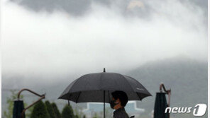 서울, 밤 같은 아침…천둥·번개 황사비에 태풍급 강풍까지