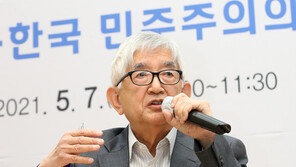 최장집 “촛불시위의 결과가 민주주의 위기 불렀다”