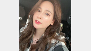 이혜원, 매끈 도자기 피부…광채 나는 동안 미모