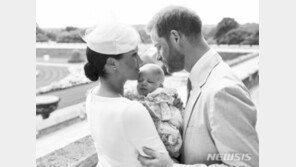 英 해리왕자 부부, 아들 두 돌 맞아 기부 독려…”백신 평등 위해”