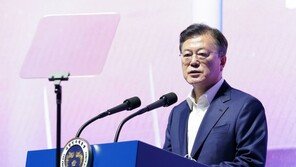 文대통령 “백신접종이 최고 효도…어르신께 효도하는 정부될 것”