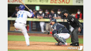 누구도 생각하지 못한 ‘포수’ 이대호, 맏형의 헌신으로 만든 반등