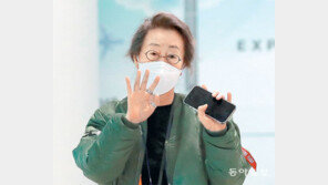 항공점퍼-청바지 입고… ‘오스카’ 윤여정 귀국