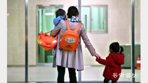 손주 챙기느라… 할머니들 ‘돌봄 감옥살이’ 