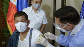 두테르테 “중국, 백신은 땡큐…하지만 남중국해는 양보 못 해”