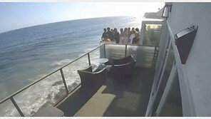 6인 숙소에 30명…일몰 파티 즐기다 발코니 붕괴로 갯바위 추락