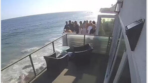 발코니서 일몰 구경하다…4.5m 아래로 10여명 추락